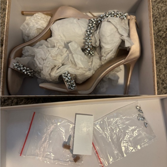 Jewel Badgley Mischka Embellished Satin Heels - Champagne size 8.5 - Picture 2 of 3